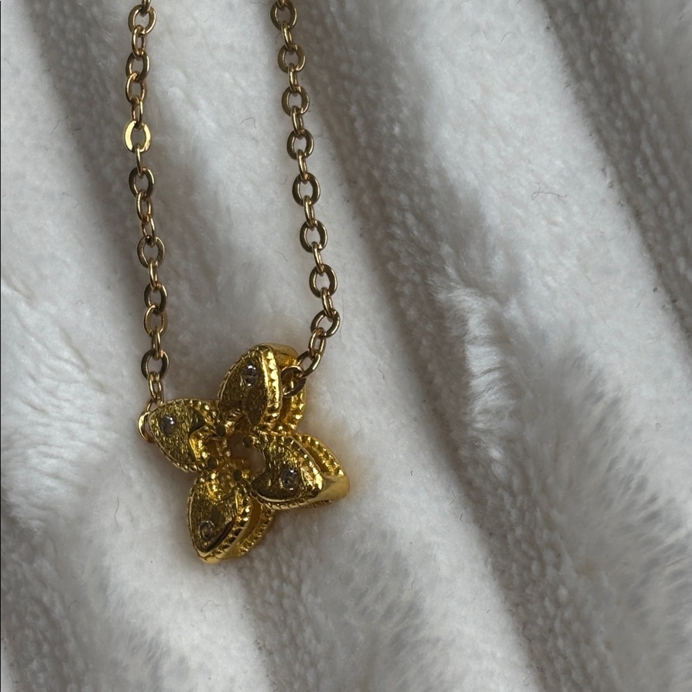 Gold Floral Clover Pendant Necklace - Women Jewelry - Picture 3 of 5